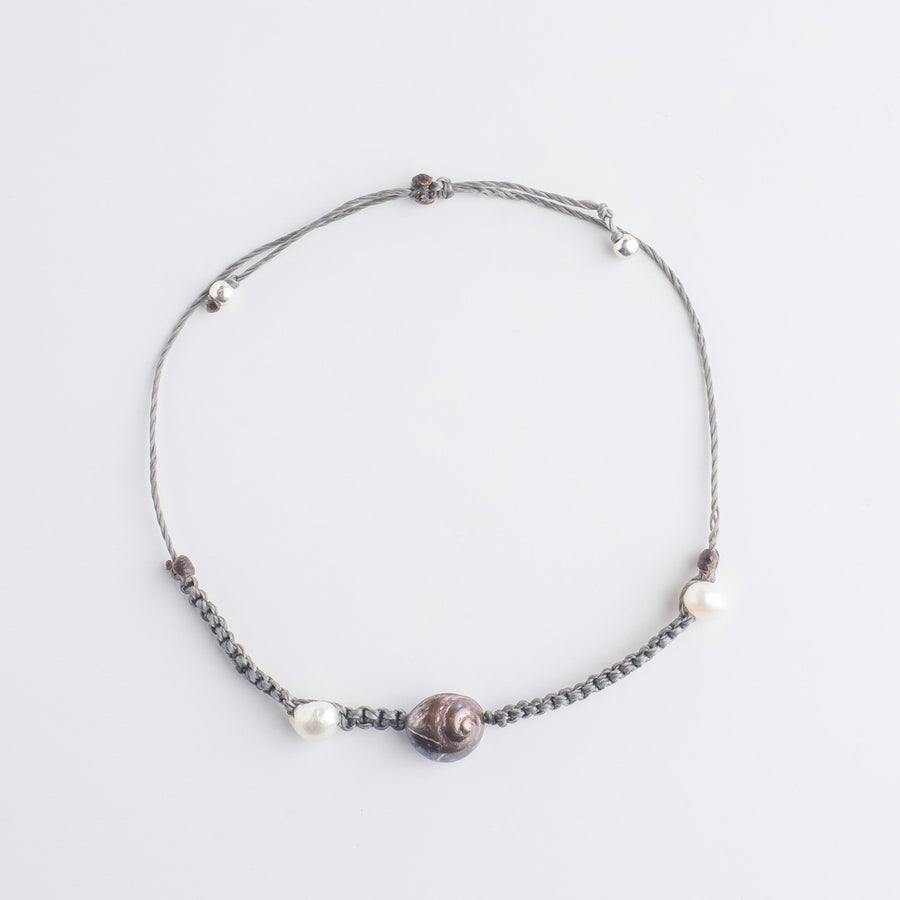 Small sea snail - macrame bracelet - silver 925 - rainbow patina