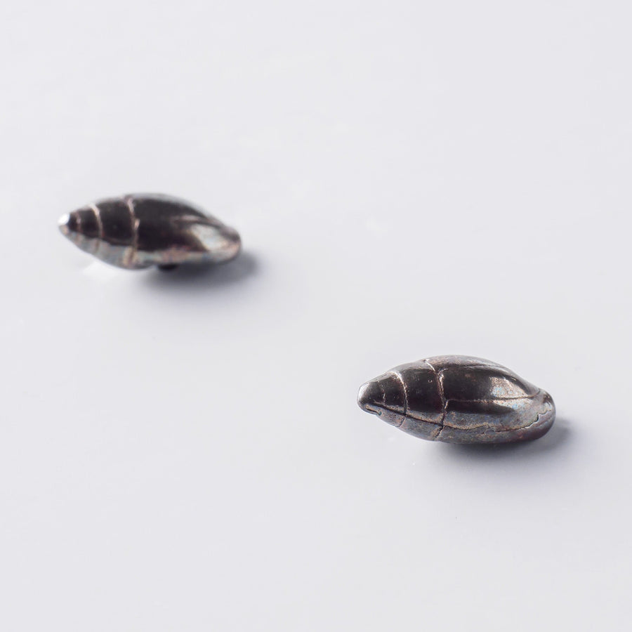 Easy seashell - σκουλαρίκια stud - ασήμι 925 - ιριδίζουσα οξείδωση