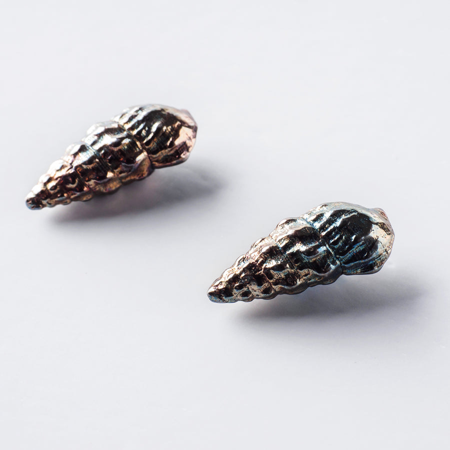 Wild seashell - stud earrings - silver 925 - rainbow patina