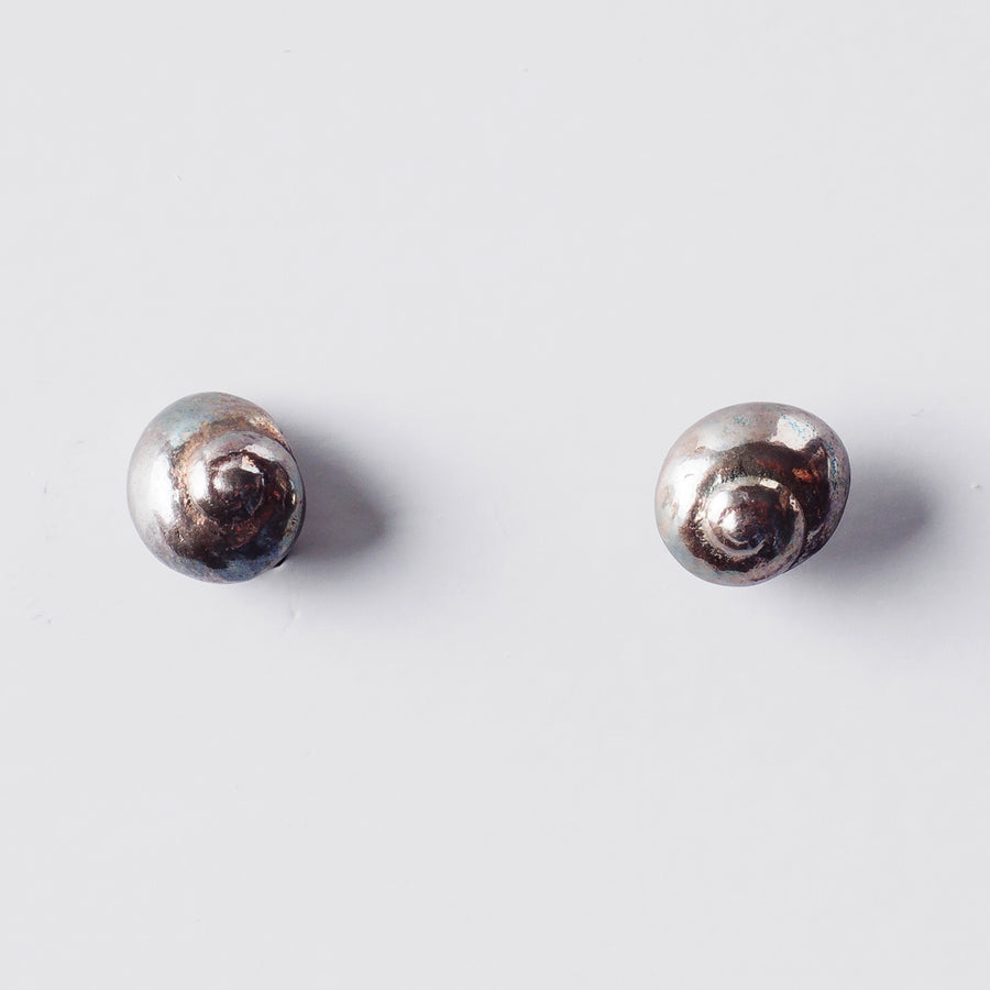 Small sea snail - σκουλαρίκια stud - ασήμι 925 - ιριδίζουσα οξείδωση