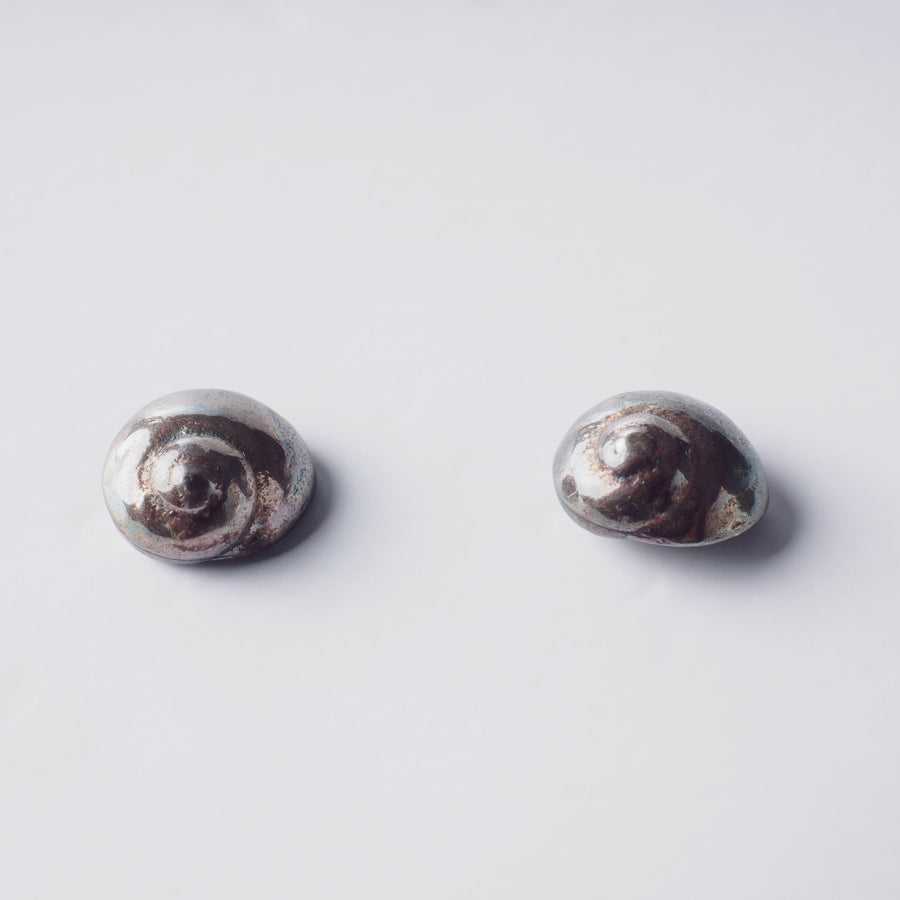 Small sea snail - stud earrings - silver 925 - rainbow patina