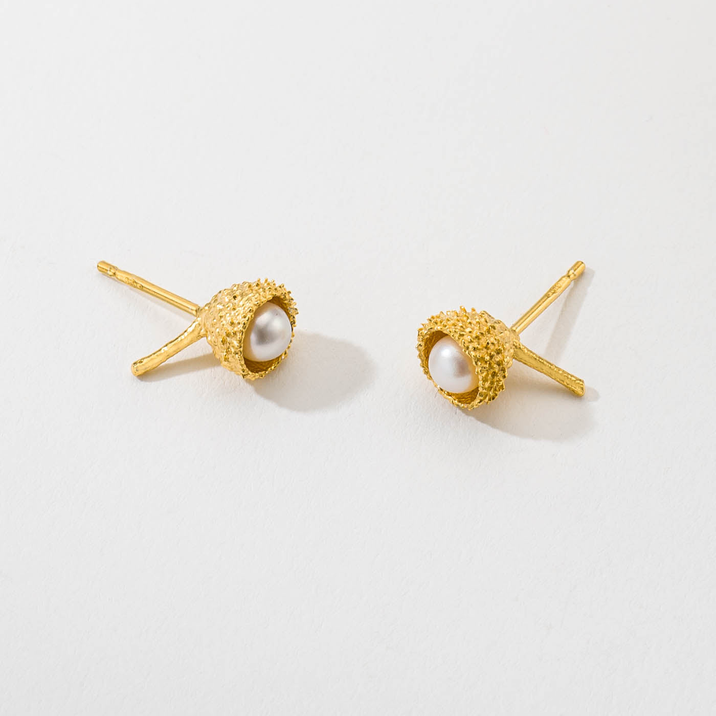 Open tiny seed with twig & pearl - stud earrings - silver 925 - gold plated