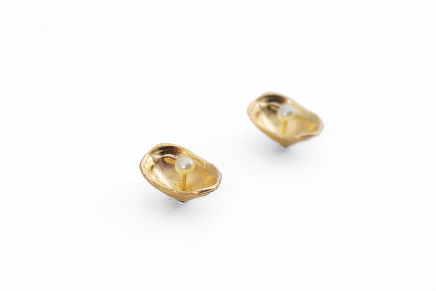 Limpet with pearl - stud earrings - silver 925 - gold plated