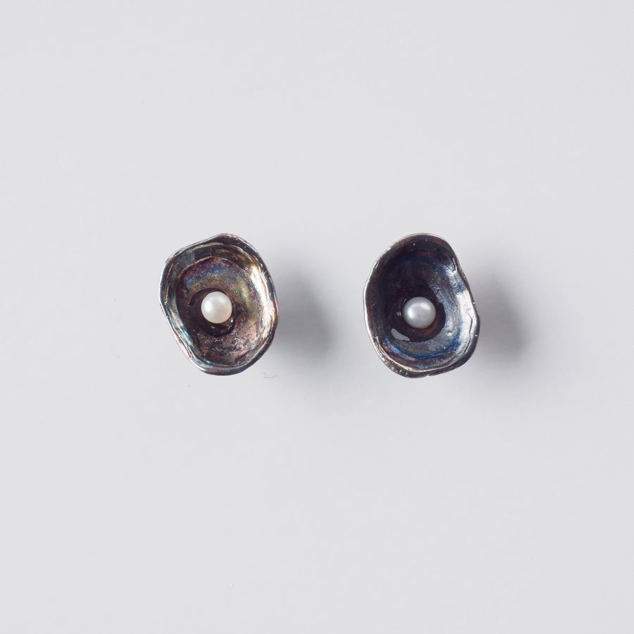 Limpet with pearl - stud earrings - silver 925 - rainbow patina