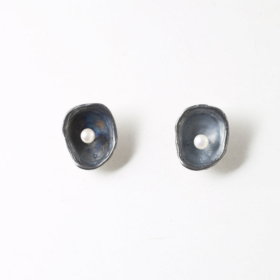 Limpet with pearl - stud earrings - silver 925 - rainbow patina